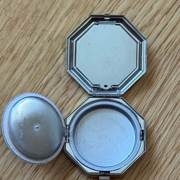 2 Vintage Compacts Elizabeth Arden (Octagon) and Dorset Fifth Avenue (Square) - Picture 5 of 12